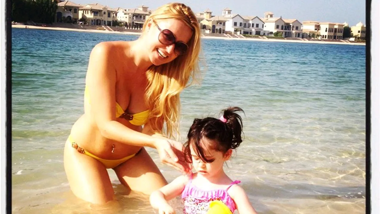 Uite cat de bine arata Raluca Zenga in costum de baie! Iti vine sa crezi ca a nascut in urma cu doar cateva luni?