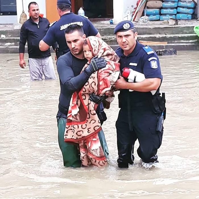 Zeci de oameni au fost evacuați din casele lor