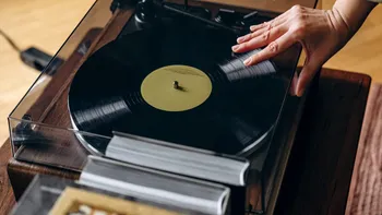 De ce un cântec din adolescență te face să plângi în 3 secunde? Nu, nu este nostalgie, ci un substrat al neuroplasticității