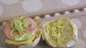 De-a dreptul scârbos! Ce a descoperit un elev într-un sandviş primit de la şcoală? A ajuns de urgenţă la spital