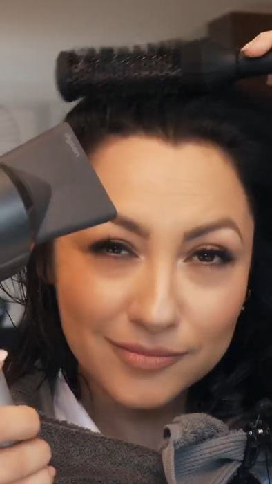 Andra, în ipostaze nemaivăzute până acum! S-a filmat în timp ce se vopsește singură acasă. Ce s-a întâmplat după ce și-a aplicat vopseaua pe păr