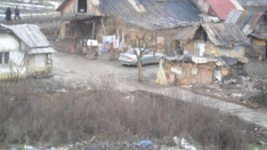 Chelul cu tichie de margaritar exista si e in Maramures! Cade casa pe el, dar are BMW serie 5! Uite-l parcat intre cocioabe