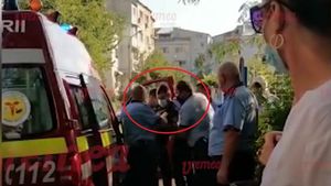 Un bărbat din Bârlad infectat cu COVID-19 și cu probleme psihice le-a dat teroare vecinilor. Individul a fost internat cu forța la Psihiatrie