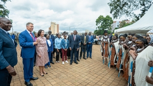 Carmen Iohannis a dansat cu localnicii la o școală din Kenya. Copiii au primit 30 de laptopuri cadou de la statul român VIDEO