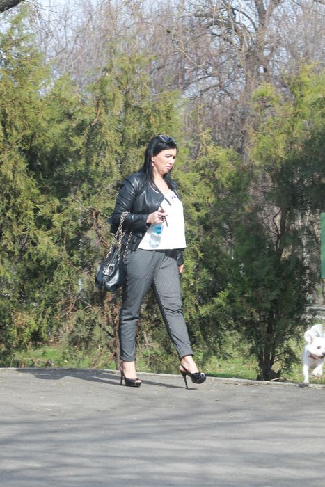 Adriana mai cade și pe gânduri în timp ce plimbă câinele
