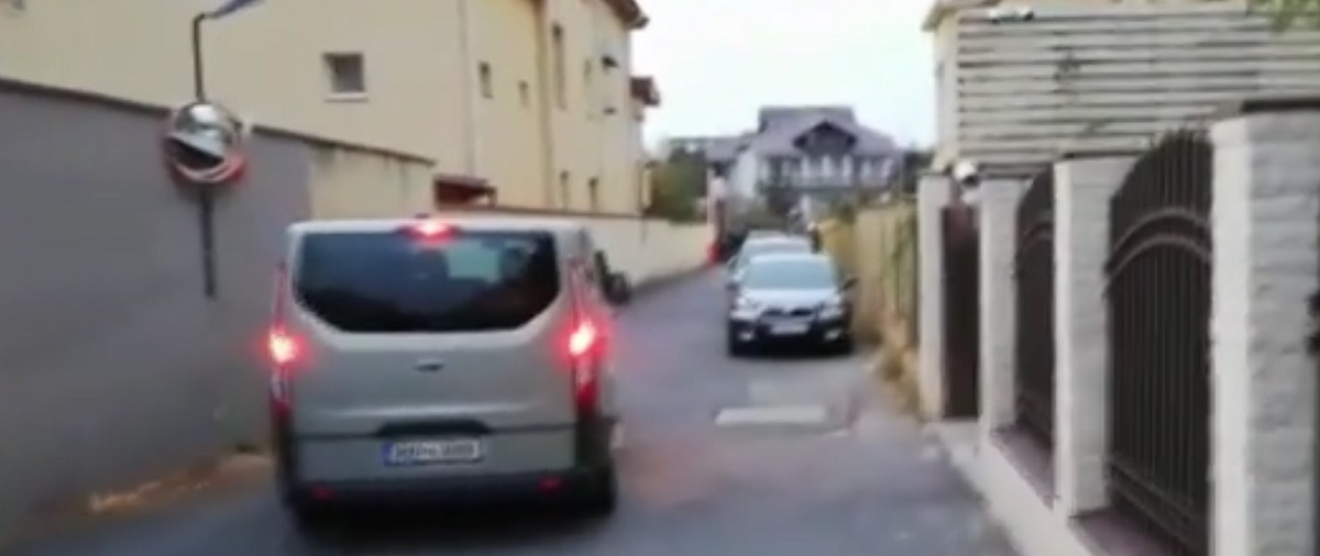 Primele imagini după ce Cristi Borcea a fost ridicat de DIICOT din vila în care stă. Sursa foto: captură Antena 3