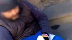 Un român a fost forțat să cerșească 18 ore pe zi la Barcelona. Chinul a continuat și după ce medicii i-au amputat piciorul, în nurma degerăturilor