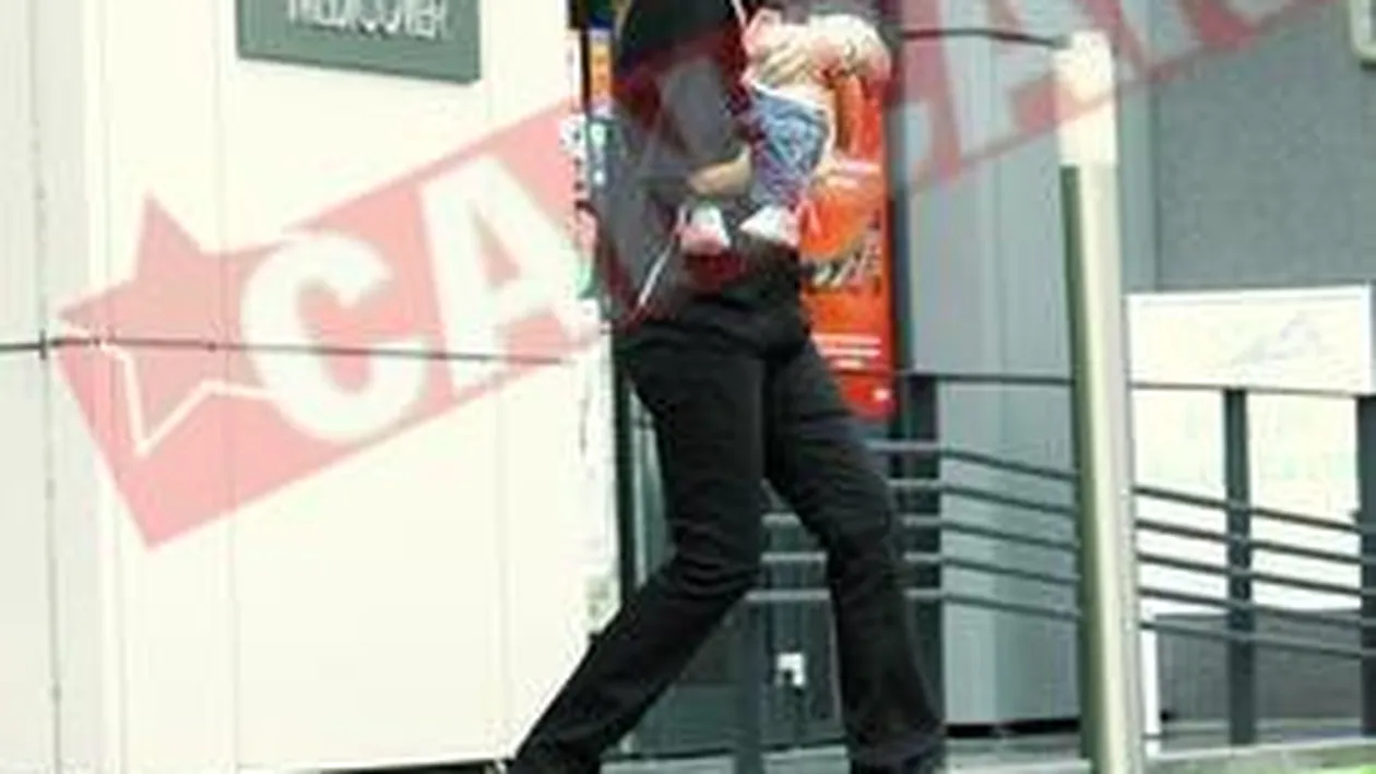 Dan Petrescu si-a dus fetita la vaccinat