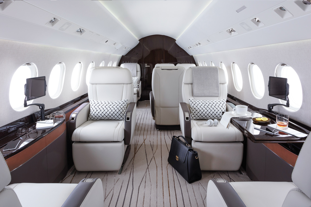 Interiorul avionului de 34 de milioane de dolari este, într-adevăr, spectaculos (Sursa foto: dassaultfalcon.com)