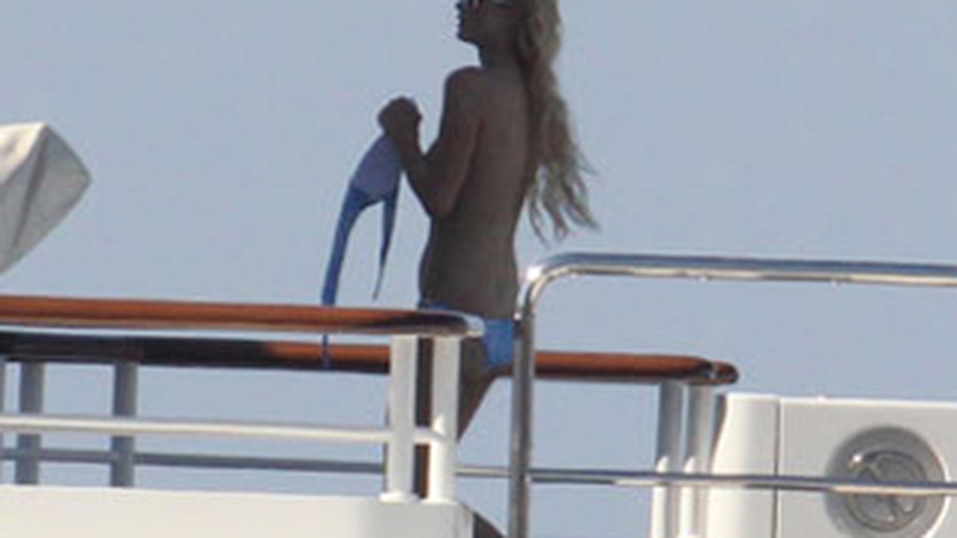 Paris Hilton, topless pe skijet in Italia