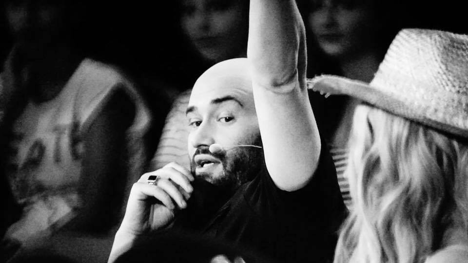 Mihai Bendeac, criticat după ce și-a făcut o poza în lift. Imaginea i-a enervat pe fani: „Din covoarele de pe Temu?”