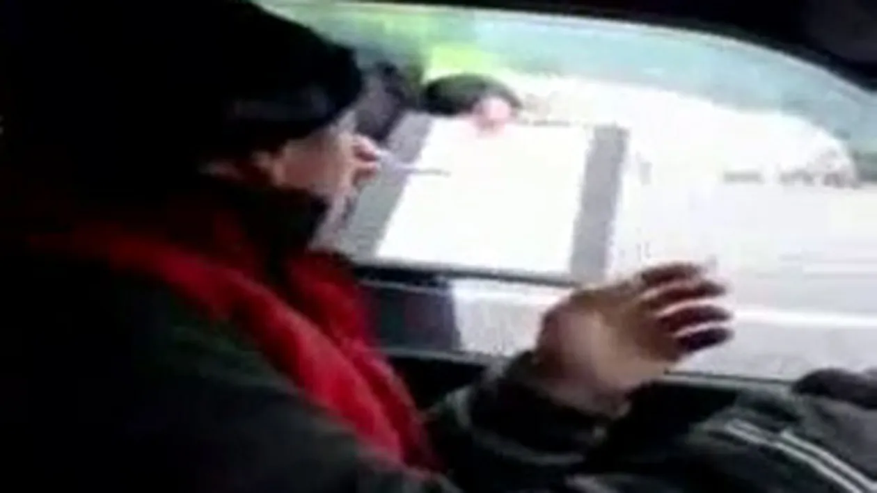 VIDEO absolut fabulos! Un sofer calca in picioare un agent de la rutiera! Bag p*** in ma-ta de 6 puncte, de prost ce esti!