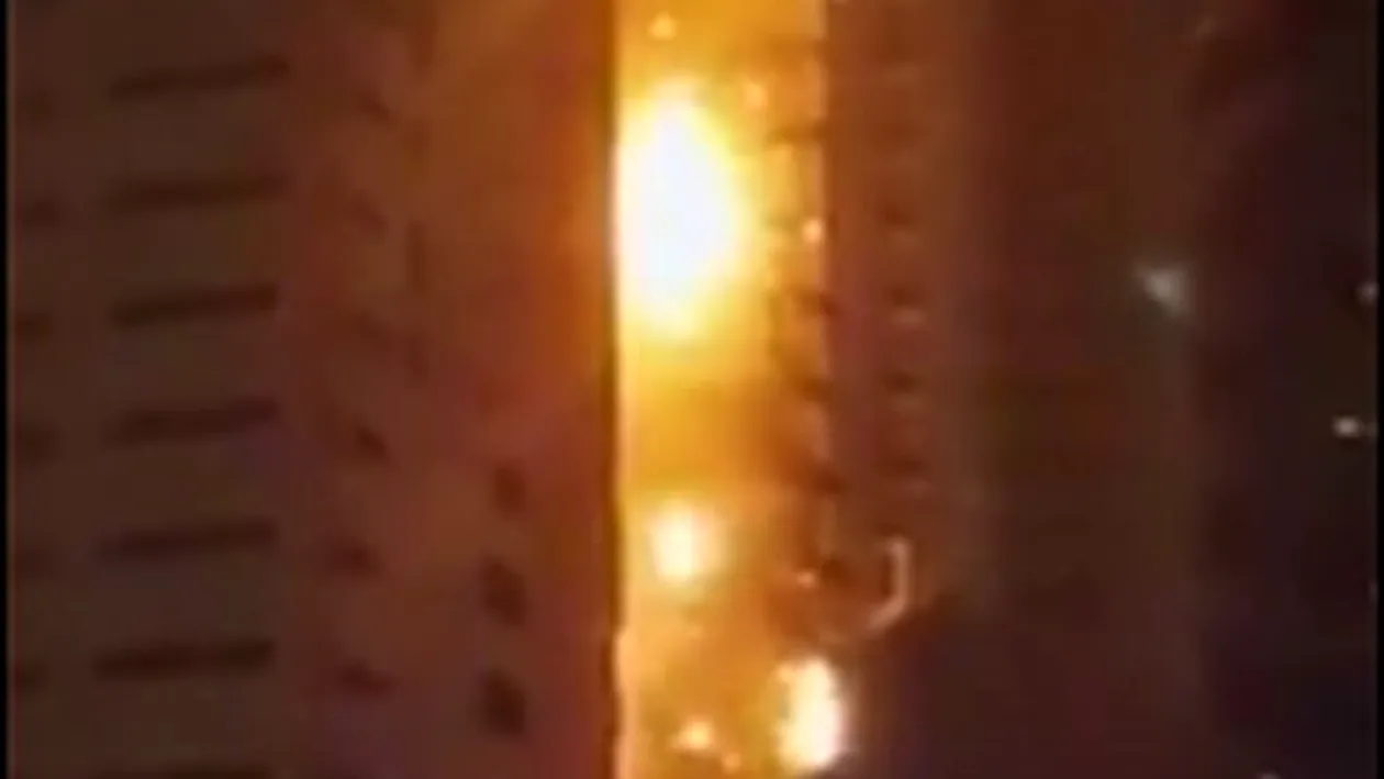 VIDEO -  Incendiu spectaculos într-un zgârie-nori din Emiratele Arabe Unite 