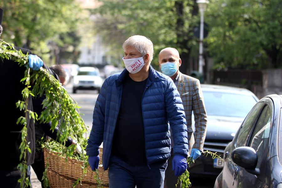 Daniel Tudorache, primarul Sectorului 1, și un preot al Bisericii Cașin împart ramuri de salcie bucureștenilor: ”Căminul fiecărui creștin va fi propria bazilică” | FOTO