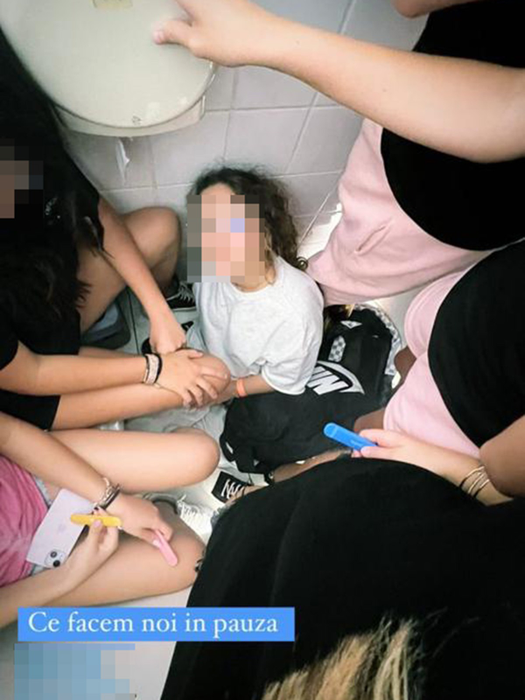 Elevele s-au apucat să fumeze țigări vape în baia liceului / Sursă foto: Instagram