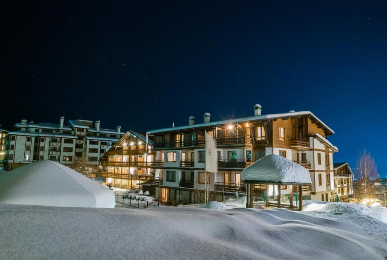 Hotelul Green Life Bansko 4* este situat la poalele muntelui Pirin/ sursă foto: Booking