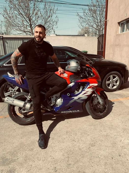 Cum arăta ispita Narcis Bujor în liceu, fără mușchi și fără tatuaje. Imaginile din Tecuci pe care „fiorosul” de la Insula Iubirii le-ar vrea șterse