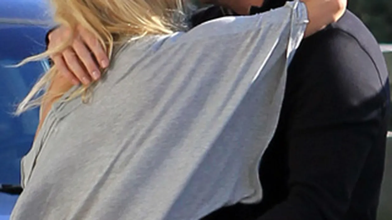 El - badaran, ea - pupacioasa! Pamela Anderson, in tandreturi la aeroport cu un fost fotbalist!