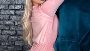 Imagini hot cu Margherita de la Clejani. Vedeta s-a filmat la sală, îmbrăcată cu un prosop și a lăsat se se vadă tot. VIDEO