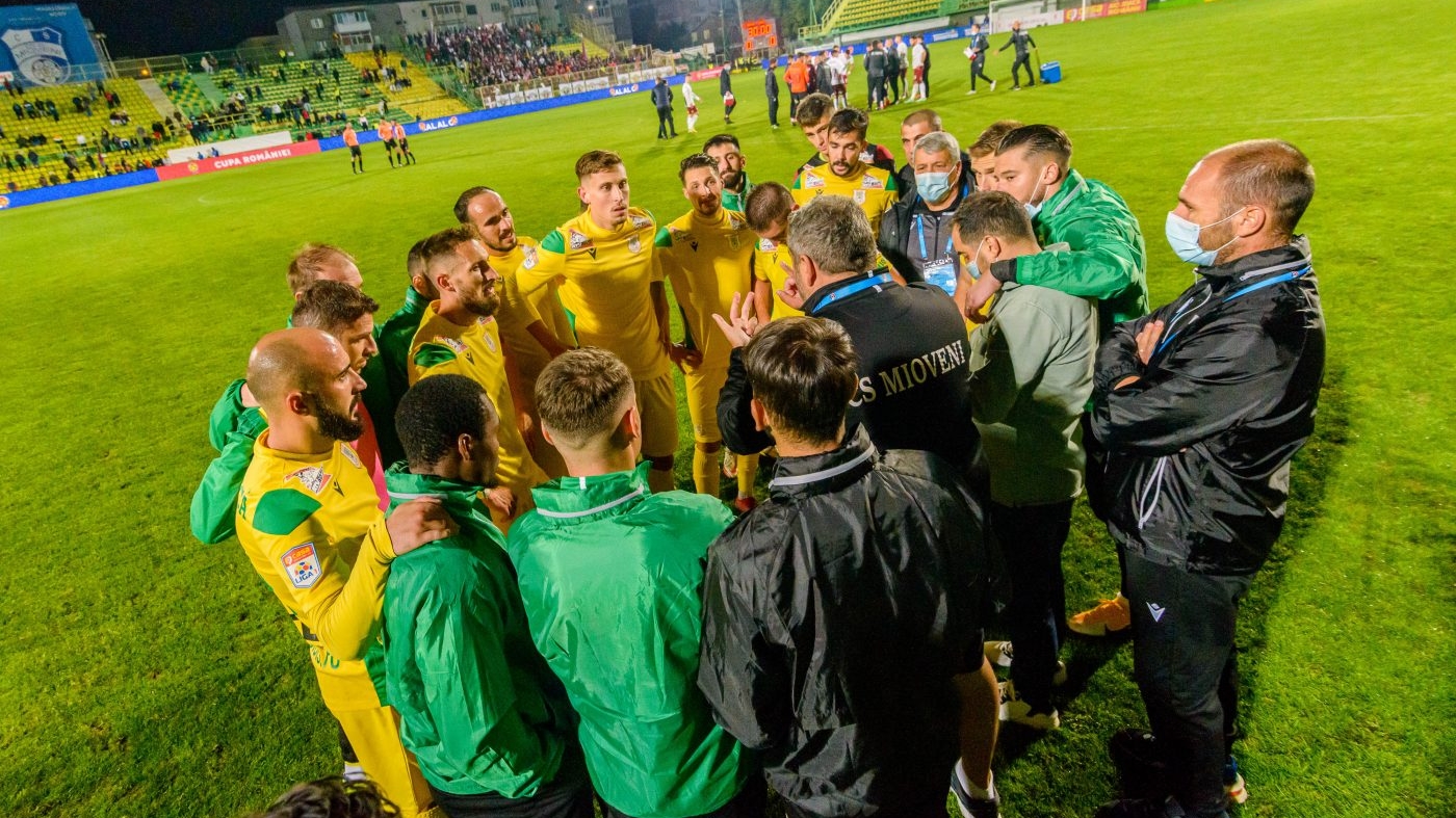 Mioveniul amenință cu retragerea din campionat după arbitrajul scandalos al brigăzii lui Bîrsan: „Niște derbedei!”
