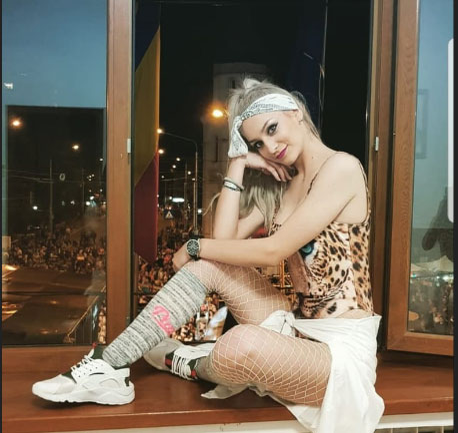 Alice s-a fotografiat pe pervazul geamului care aparține unui birou din Primăria Bârlad