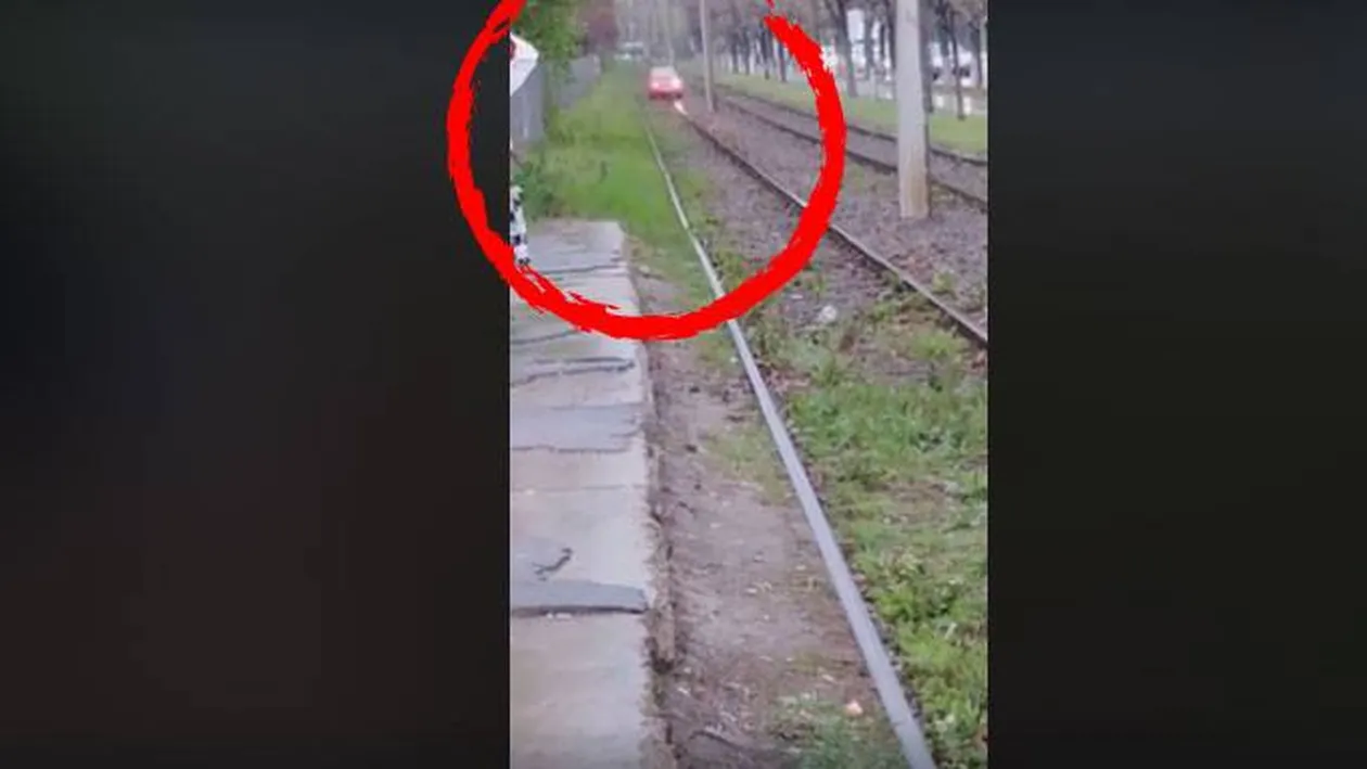 Cu Matiz-ul pe șinele de tramvai. Imagini surprinse în București: cine era la volan