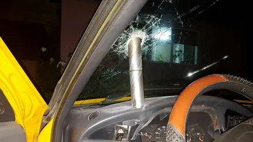 Un proiectil militar a căzut pe o maşină, în Craiova, direct în parbrizul unei mașini. Alte două proiectile, ridicate din același cartier