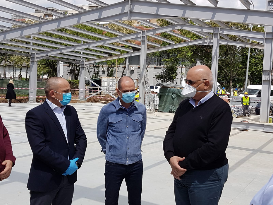 Primarul Sectorului 4, Daniel Băluță, și secretarul de stat Raed Arafat, pe șantierul celei mai moderne Unități de Primiri Urgențe din România, construită în curtea Spitalului ”Bagdasar-Arseni” din București