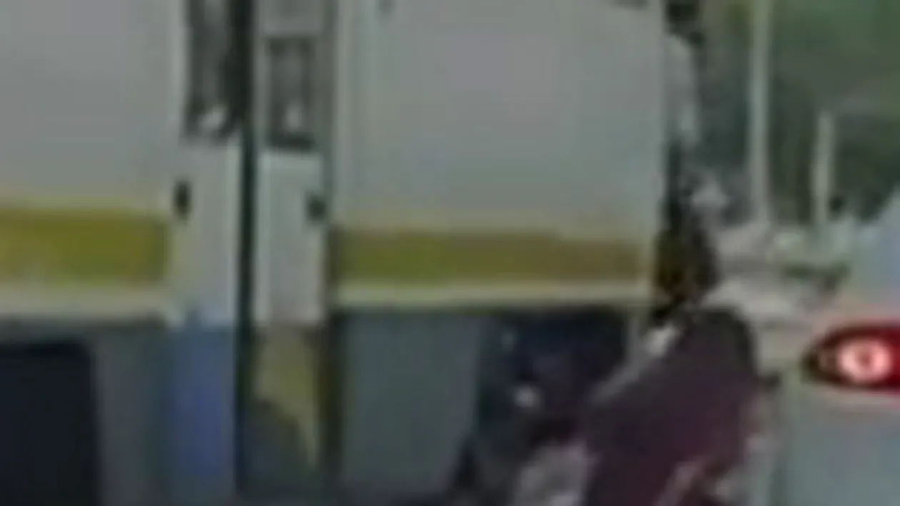 Video infiorator! O adolescenta este lovita de tramvai in plin in mijlocul Bucurestiului - I-a fost retezat piciorul pe loc desi a incercat din rasputeri sa se fereasca