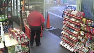 Aceste imagini incredibile dintr-o benzinărie au devenit virale instant! Un hoţ e pus pe fugă cu... bomboane