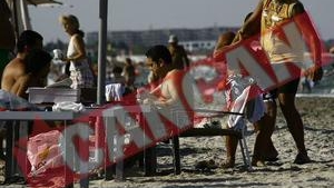 A jucat table pe bani multi, pazit de bodyguarzi