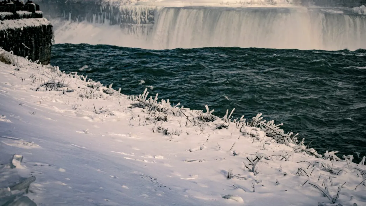 Minunea albă de la Niagara: de ce pare înghețată, dar continuă să curgă fără oprire