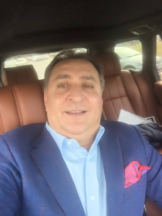 Vali Vijelie nu se mai fereşte! După ce călcat strâmb şi a fost prins de soţie, manelistul îşi învaţă fanii cum să îşi înşele nevestele