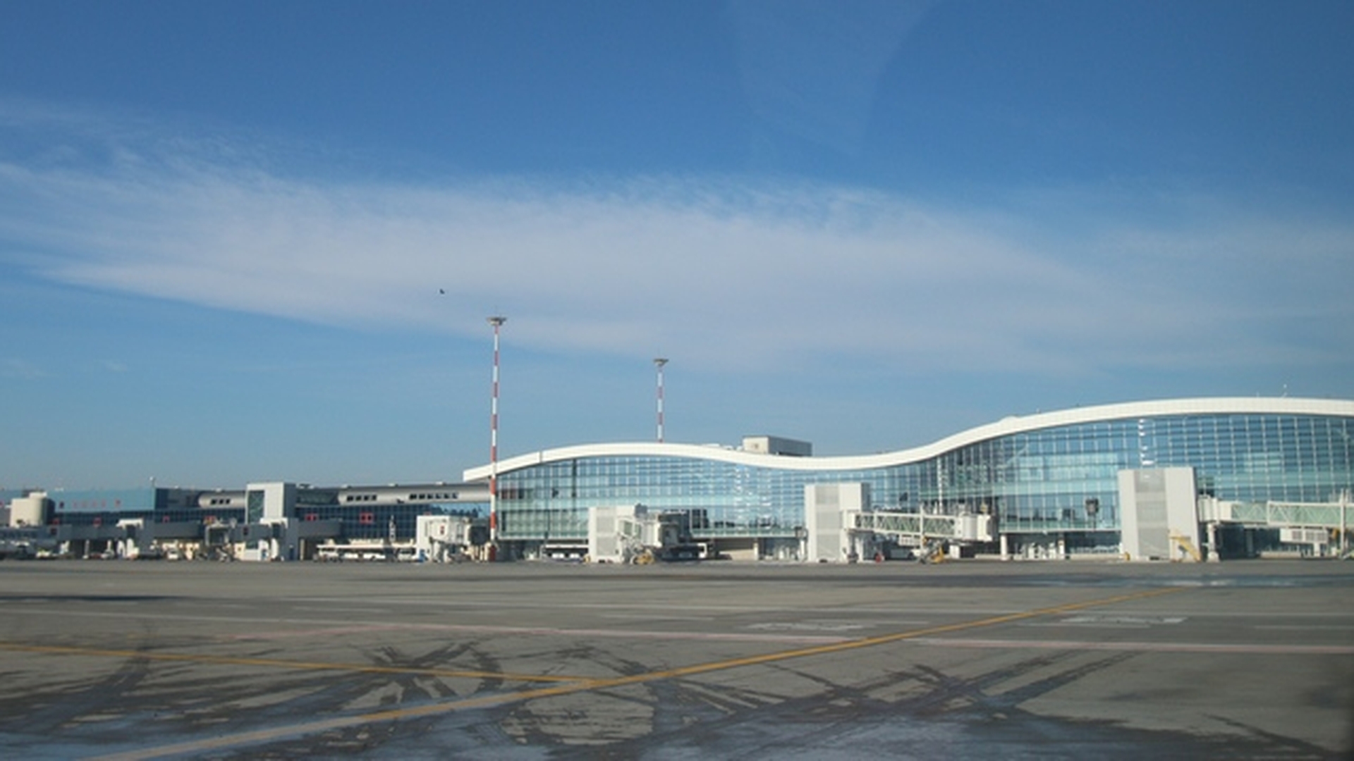 A spart toate filtrele si a ajuns pe pista! Cum a reusit un turc sa fenteze barierele de securitate de la Otopeni!