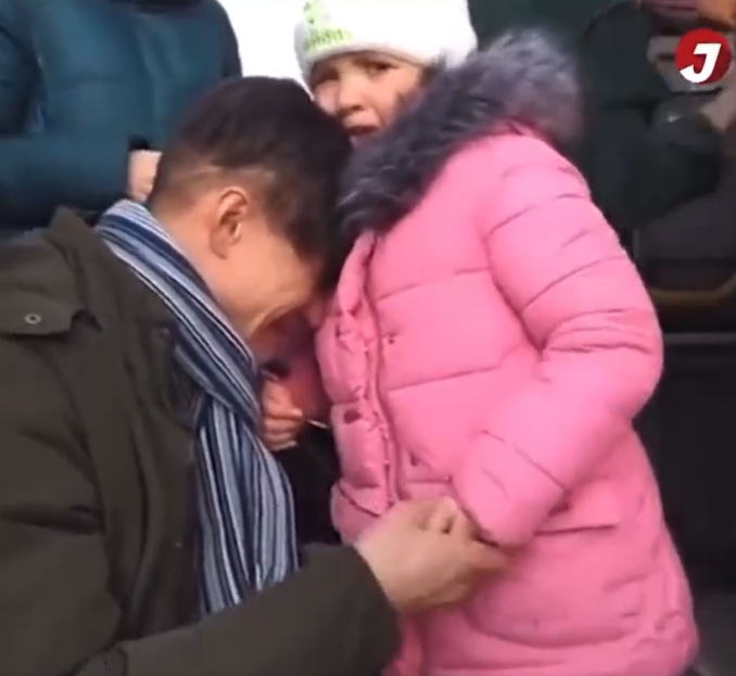 Momentul sfâșietor în care un tătic ucrainean își îmbrățișează fiica pentru ultima dată. El rămâne să lupte pentru țară
