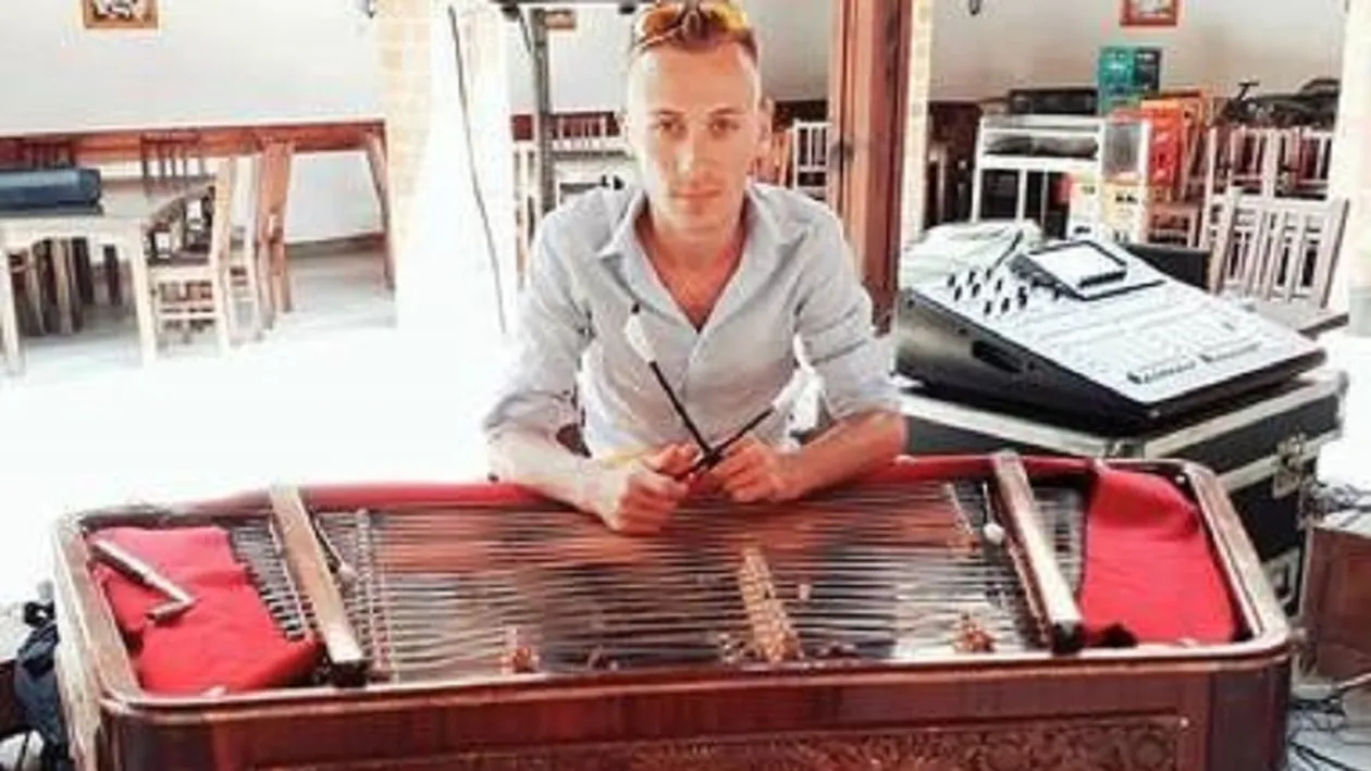 EXCLUSIV. Ultimele imagini cu Ernest Edwards în viaţă. Cântăreţul, pozat pe patul de spital înainte să intre în comă. Avea o privire pierdută