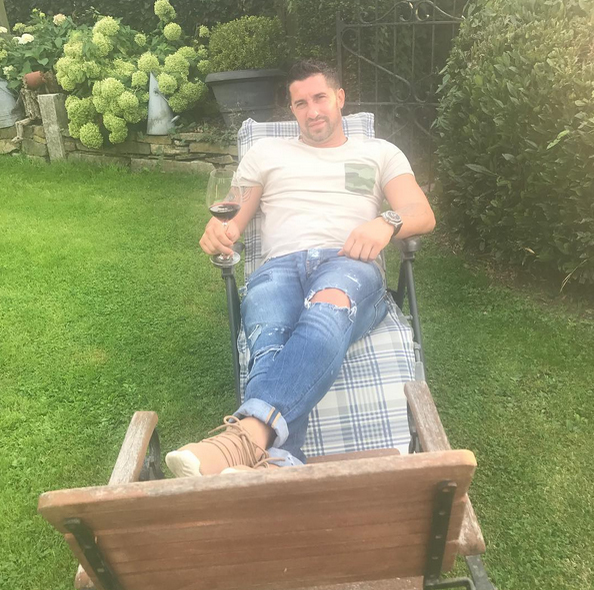Trei persoane au intrat cu un Bentley, într-o maşină din coloana oficială a preşedintelui Serbiei. Cui îi aparţine autoturismul