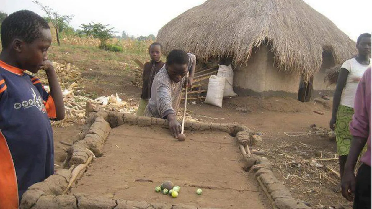 Ei sunt viitorii Ronny O'Sullivan! Africanii astia invata snooker pe mese facute de mana lor - FOTO de EXCEPTIE!