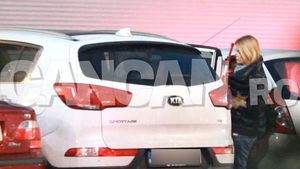 Vedeta Antenei s-a ”metamorfozat” în ajun de Crăciun! Am filmat-o pe Simona Gherghe cu mopul prin parcare! Prezentatoarea TV arată că, dincolo de ”sticlă”, e şi... gospodină iscusită!