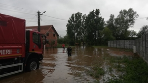 Mai multe gospodării din Arad au fost inundate și o mașină a fost luată de viitură! DN7 a fost blocat și se circulă pe un sens