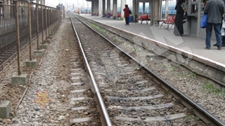 Traficul feroviar, blocat intre Oradea si Arad dupa ce un tren accelerat a lovit un tir