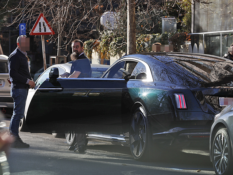 Sebastian Bălășescu conduce primul Rolls Royce Spectre din România
