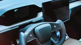 După mânerele ascunse, China vrea să interzică și volanele de tip „yoke”, popularizate de Tesla
