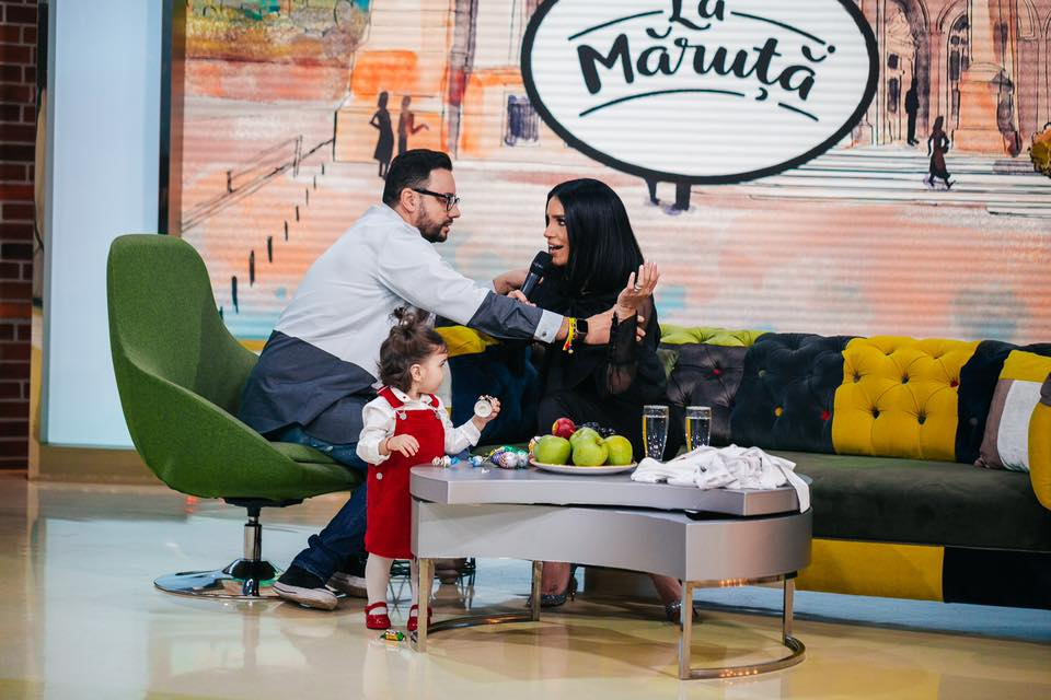 Adelina Pestrițu și soțul ei, surprinși în halate de baie azi-noapte prin București. Fosta prezentatoare de la Kanal D a povestit ce au pățit
