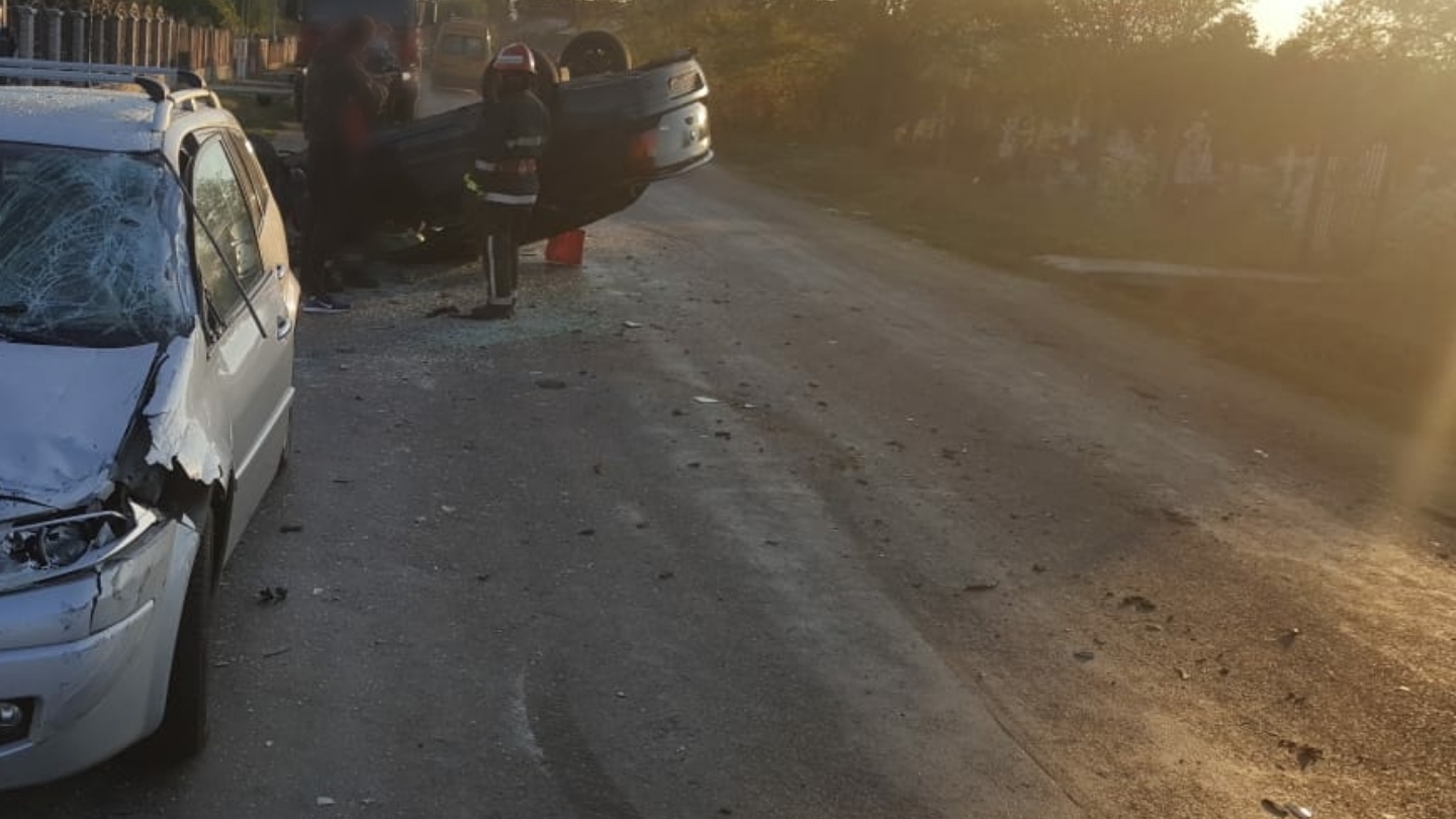 Accident cu două mașini și o căruță, la Dragomirești, pe DJ 702B. Două persoane au ajuns la spital
