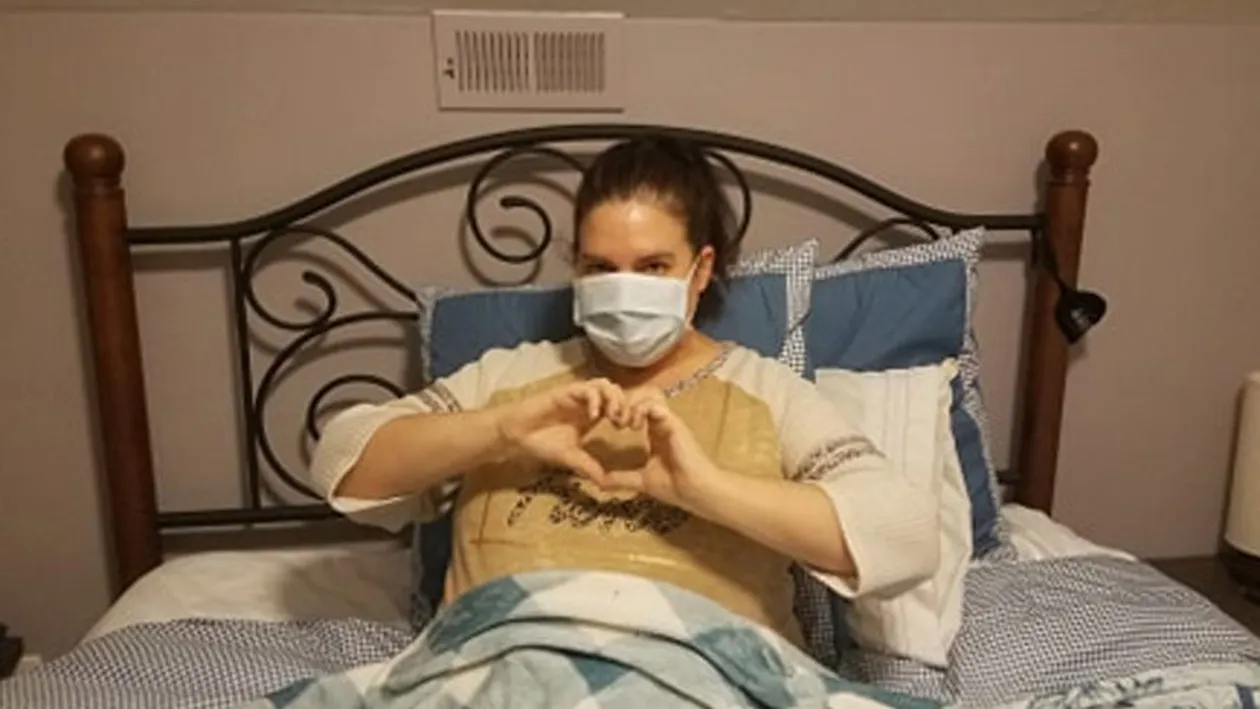 Tânăra din imagine a fost diagnosticată cu noul coronavirus, deși nu a ieșit deloc din casă 3 săptămâni. Cum s-a infectat
