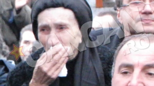 Mama lui Şerban Ionescu, distrusă la înmormântare! A stat permanent lângă Magda şi a fost sprijinită de nepot