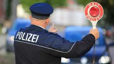 Câţi bani au făcut doi români care se dădeau drept poliţişti în Austria! Au strâns o mică avere, dar...
