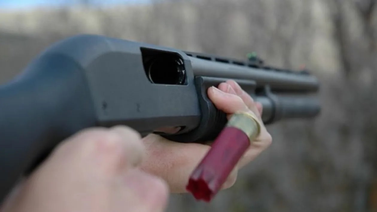 Focuri de armă în fața discotecii din Vaslui! Patronul, amenințat cu pușca de vânătoare! S-au tras trei focuri