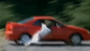 A văzut moartea cu ochii! I-a fost furat telefonul și a vrut să-l recupereze, însă a fost târât zeci de metri de mașina hoților
